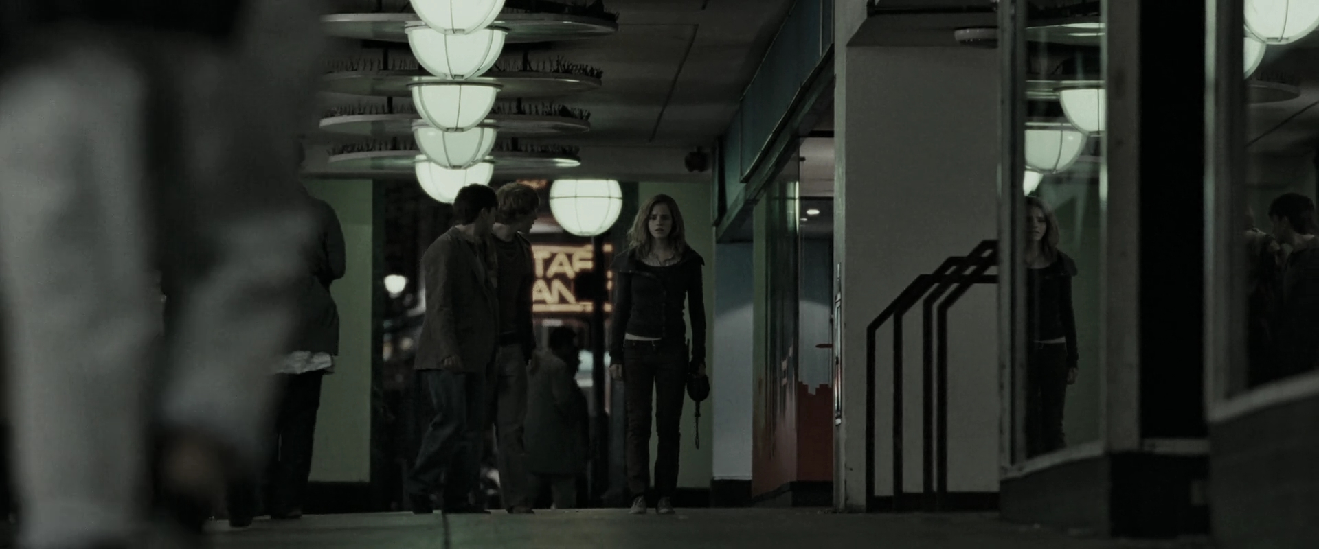 EmmaWatsonFan_dot_nl-HarryPotterAndTheDeathlyHallowsPart1-2329.jpg EmmaWatsonFan_dot_nl-HarryPotterAndTheDeathlyHallowsPart1-2329.jpg