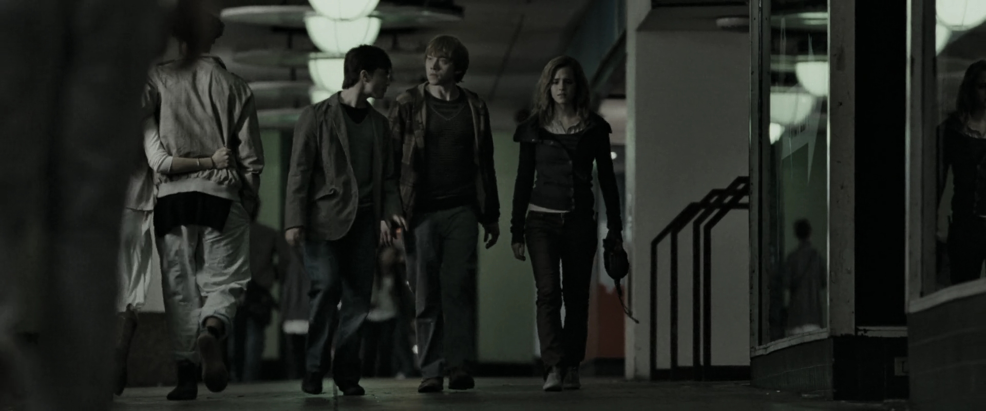 EmmaWatsonFan_dot_nl-HarryPotterAndTheDeathlyHallowsPart1-2340.jpg EmmaWatsonFan_dot_nl-HarryPotterAndTheDeathlyHallowsPart1-2340.jpg