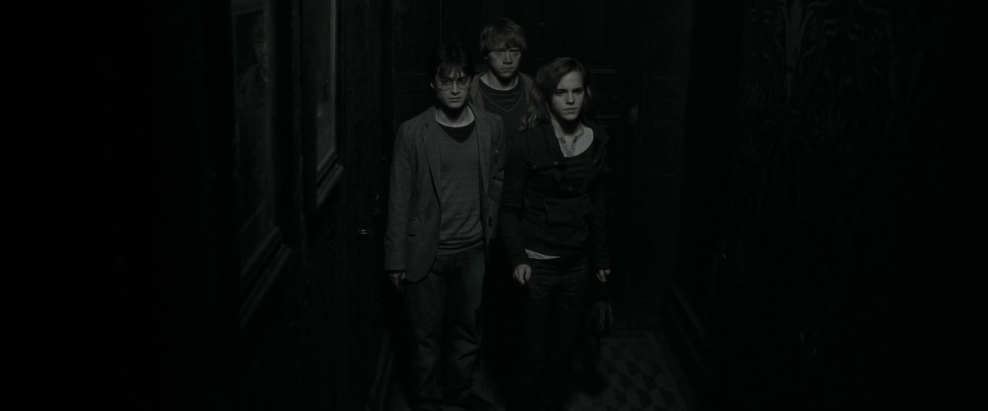 EmmaWatsonFan_dot_nl-HarryPotterAndTheDeathlyHallowsPart1-2408.jpg