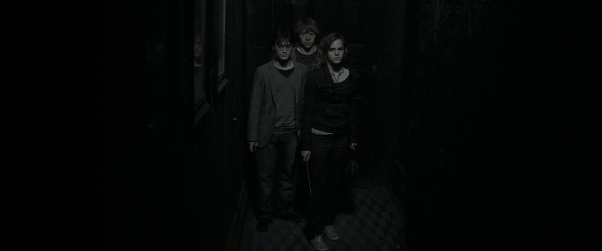 EmmaWatsonFan_dot_nl-HarryPotterAndTheDeathlyHallowsPart1-2413.jpg EmmaWatsonFan_dot_nl-HarryPotterAndTheDeathlyHallowsPart1-2413.jpg