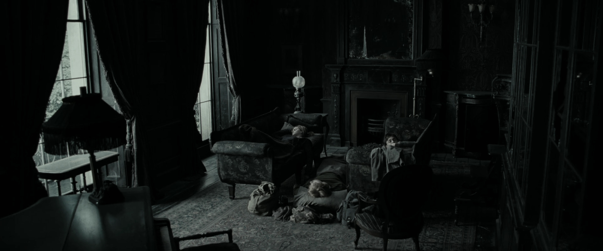 EmmaWatsonFan_dot_nl-HarryPotterAndTheDeathlyHallowsPart1-2449.jpg EmmaWatsonFan_dot_nl-HarryPotterAndTheDeathlyHallowsPart1-2449.jpg