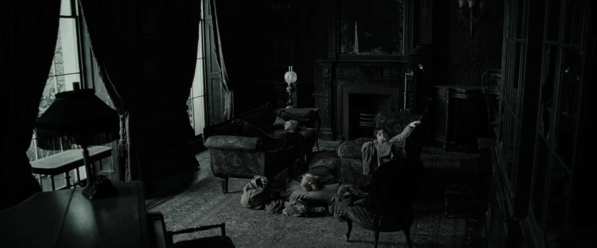 EmmaWatsonFan_dot_nl-HarryPotterAndTheDeathlyHallowsPart1-2450.jpg EmmaWatsonFan_dot_nl-HarryPotterAndTheDeathlyHallowsPart1-2450.jpg