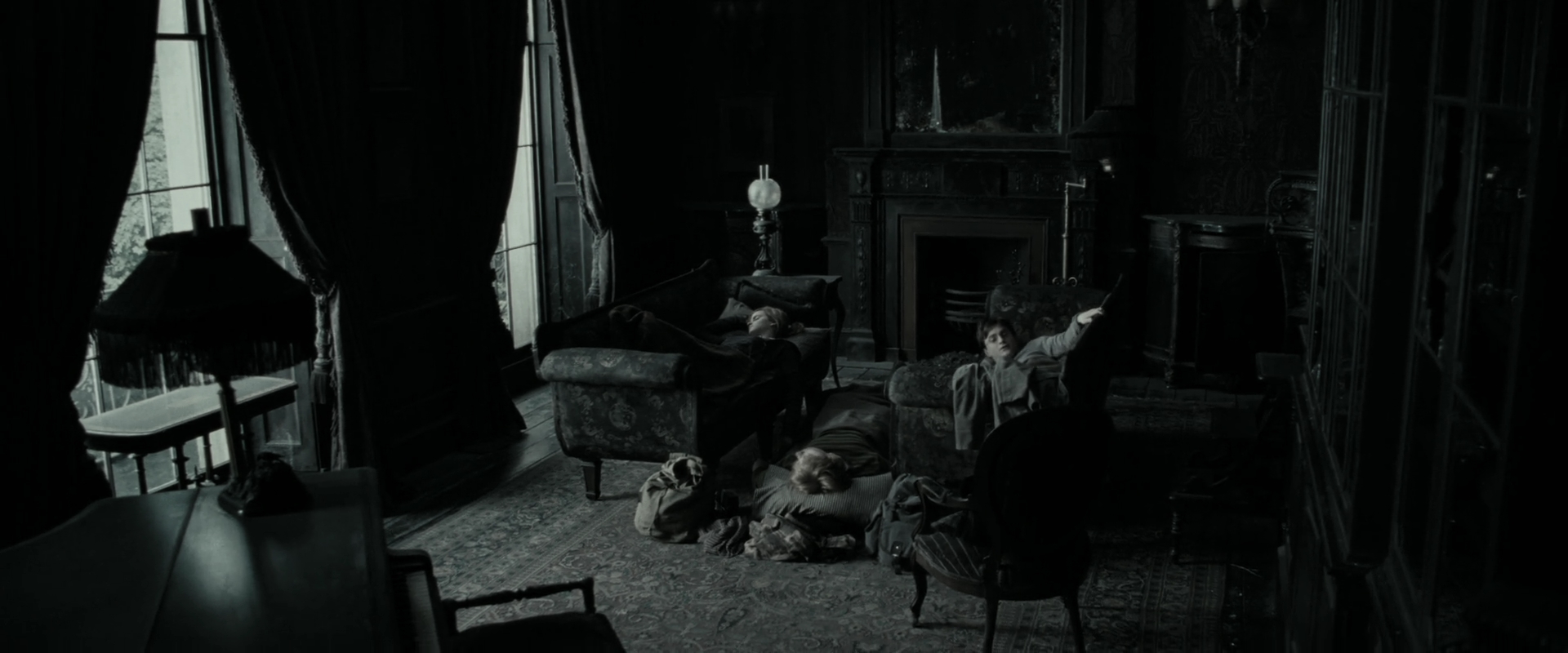 EmmaWatsonFan_dot_nl-HarryPotterAndTheDeathlyHallowsPart1-2451.jpg EmmaWatsonFan_dot_nl-HarryPotterAndTheDeathlyHallowsPart1-2451.jpg