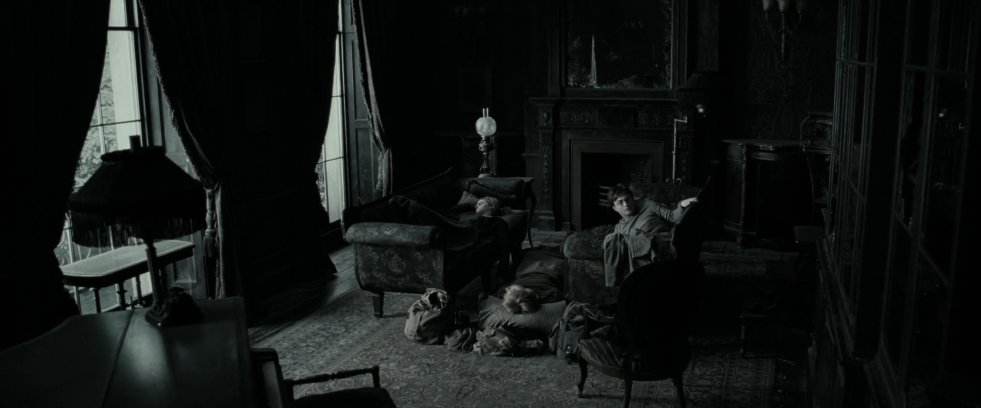 EmmaWatsonFan_dot_nl-HarryPotterAndTheDeathlyHallowsPart1-2452.jpg EmmaWatsonFan_dot_nl-HarryPotterAndTheDeathlyHallowsPart1-2452.jpg