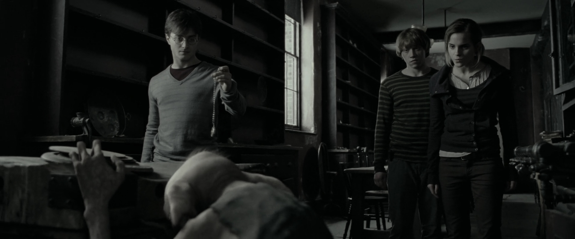 EmmaWatsonFan_dot_nl-HarryPotterAndTheDeathlyHallowsPart1-2600.jpg EmmaWatsonFan_dot_nl-HarryPotterAndTheDeathlyHallowsPart1-2600.jpg