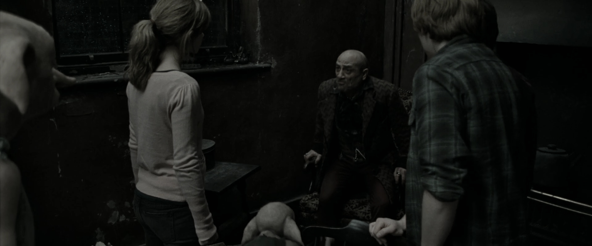 EmmaWatsonFan_dot_nl-HarryPotterAndTheDeathlyHallowsPart1-2863.jpg EmmaWatsonFan_dot_nl-HarryPotterAndTheDeathlyHallowsPart1-2863.jpg