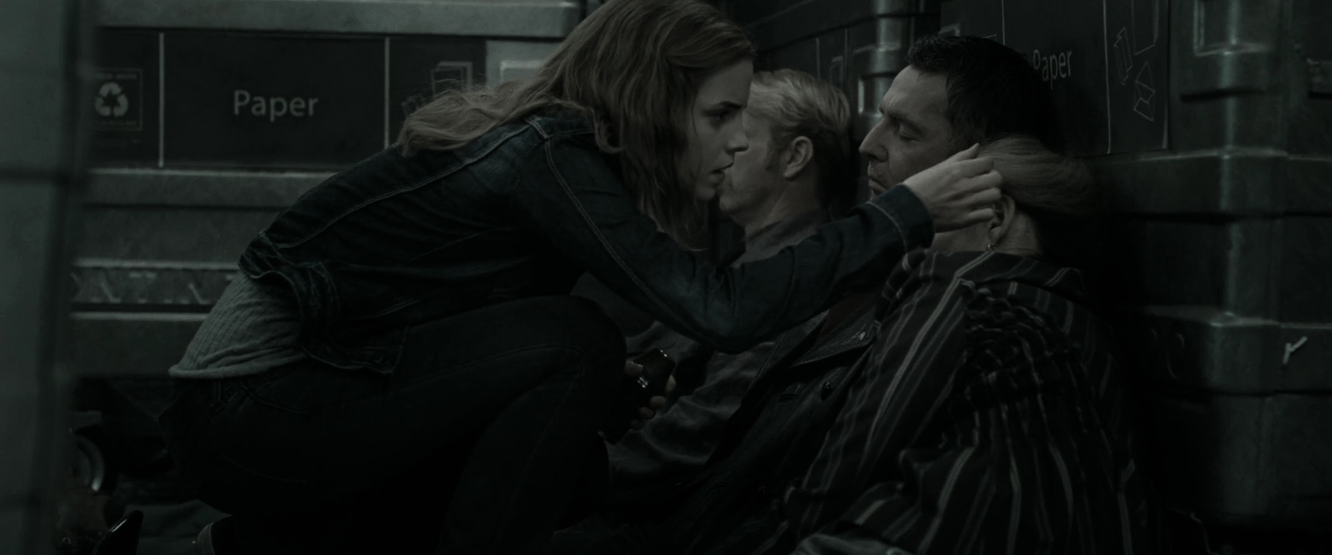 EmmaWatsonFan_dot_nl-HarryPotterAndTheDeathlyHallowsPart1-2946.jpg EmmaWatsonFan_dot_nl-HarryPotterAndTheDeathlyHallowsPart1-2946.jpg