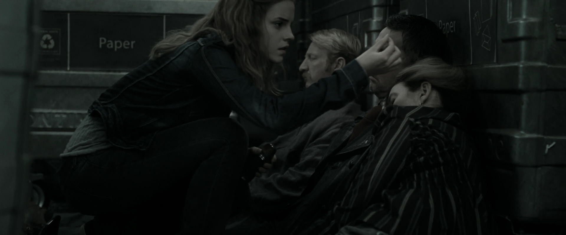 EmmaWatsonFan_dot_nl-HarryPotterAndTheDeathlyHallowsPart1-2947.jpg EmmaWatsonFan_dot_nl-HarryPotterAndTheDeathlyHallowsPart1-2947.jpg