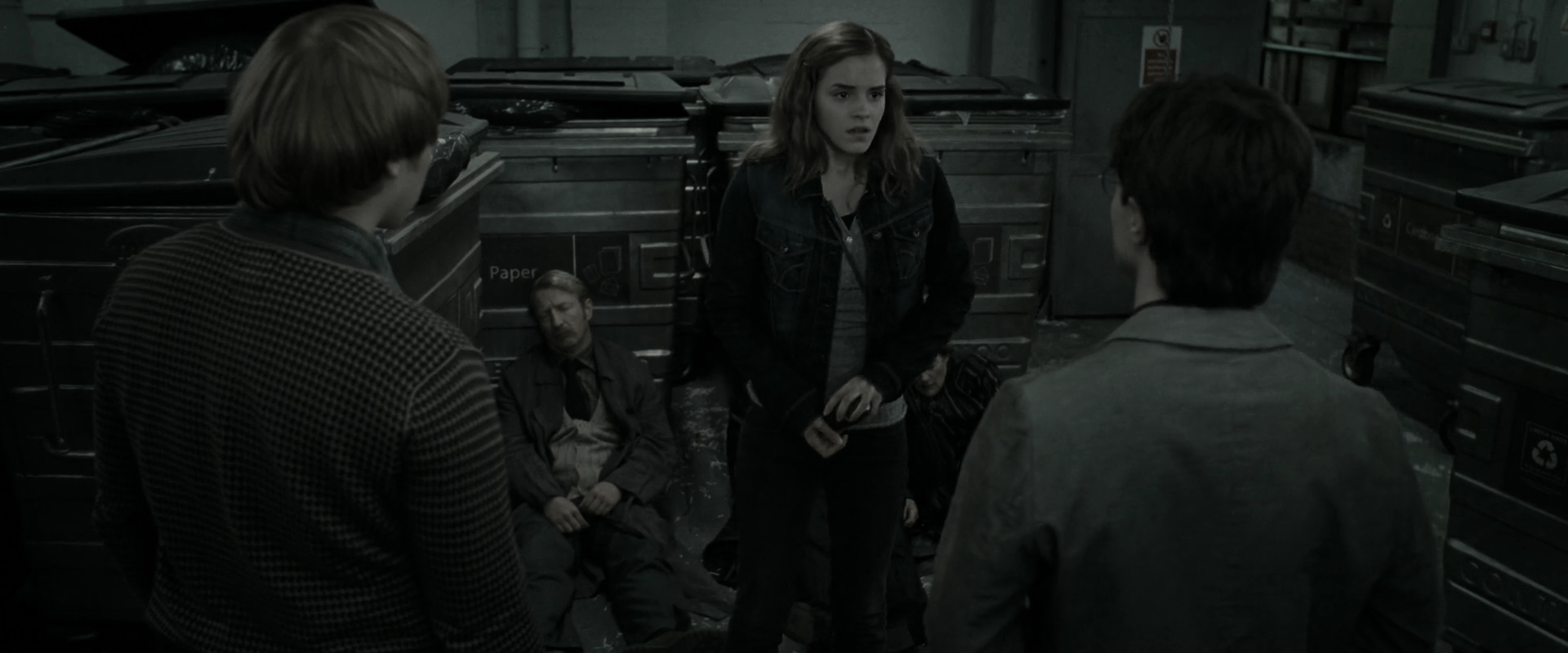 EmmaWatsonFan_dot_nl-HarryPotterAndTheDeathlyHallowsPart1-2952.jpg EmmaWatsonFan_dot_nl-HarryPotterAndTheDeathlyHallowsPart1-2952.jpg