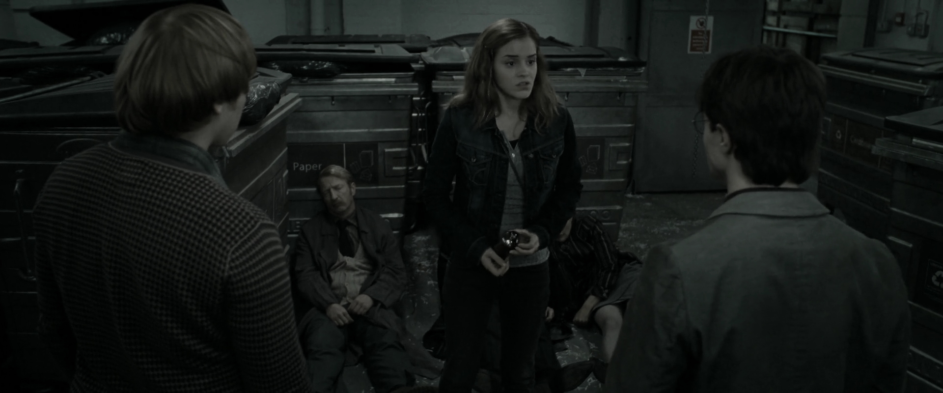 EmmaWatsonFan_dot_nl-HarryPotterAndTheDeathlyHallowsPart1-2954.jpg EmmaWatsonFan_dot_nl-HarryPotterAndTheDeathlyHallowsPart1-2954.jpg