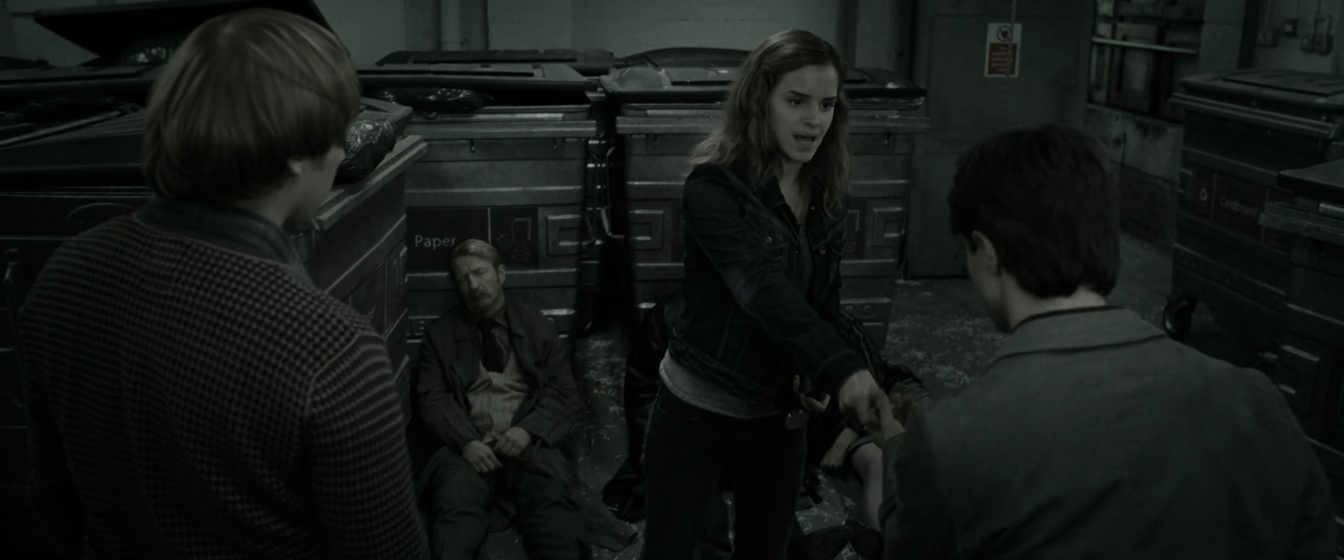 EmmaWatsonFan_dot_nl-HarryPotterAndTheDeathlyHallowsPart1-2956.jpg EmmaWatsonFan_dot_nl-HarryPotterAndTheDeathlyHallowsPart1-2956.jpg