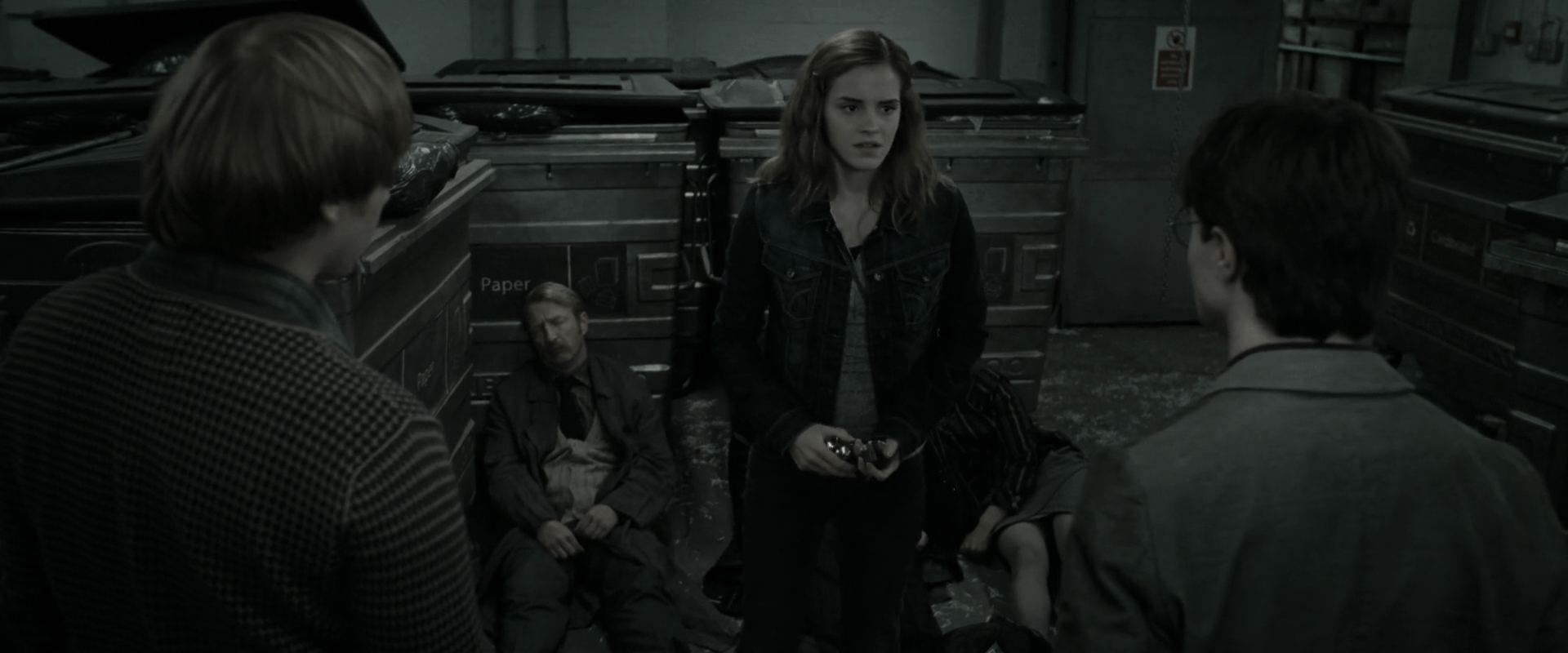 EmmaWatsonFan_dot_nl-HarryPotterAndTheDeathlyHallowsPart1-2958.jpg EmmaWatsonFan_dot_nl-HarryPotterAndTheDeathlyHallowsPart1-2958.jpg