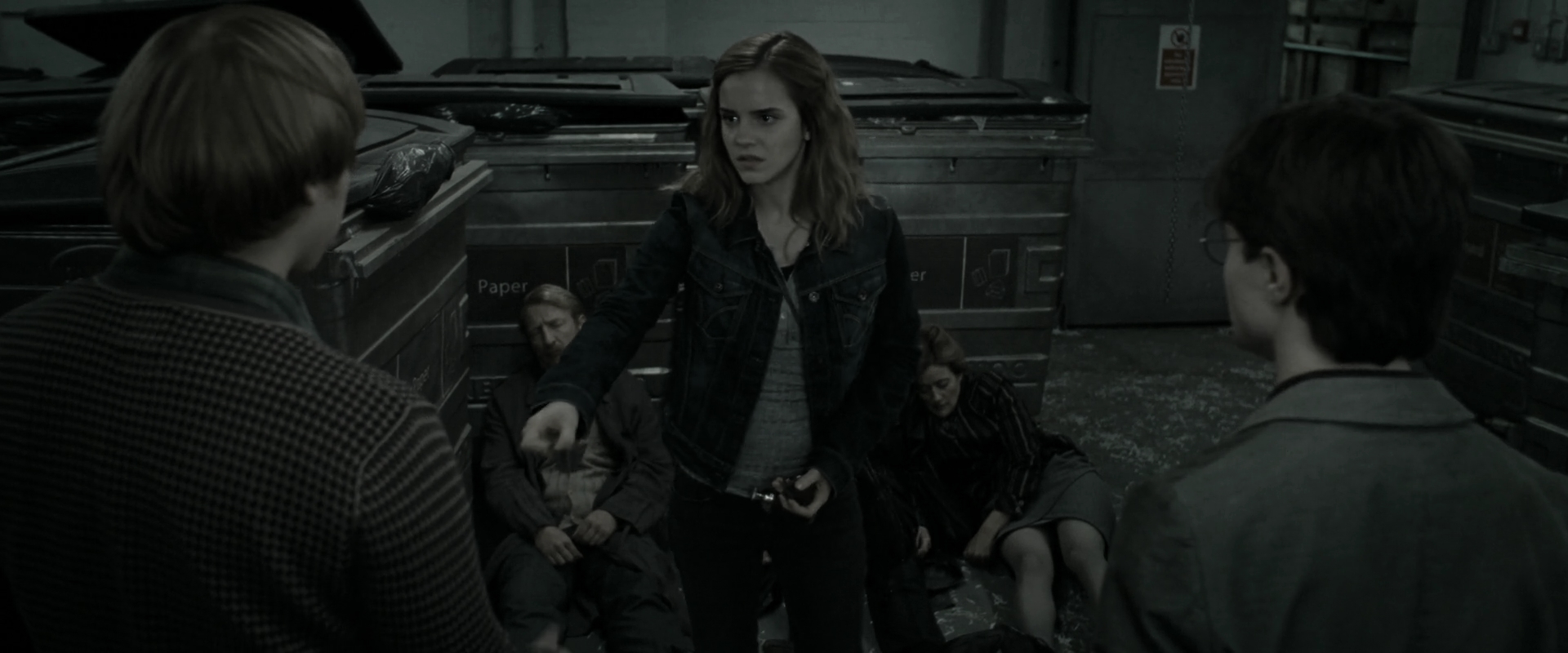 EmmaWatsonFan_dot_nl-HarryPotterAndTheDeathlyHallowsPart1-2960.jpg