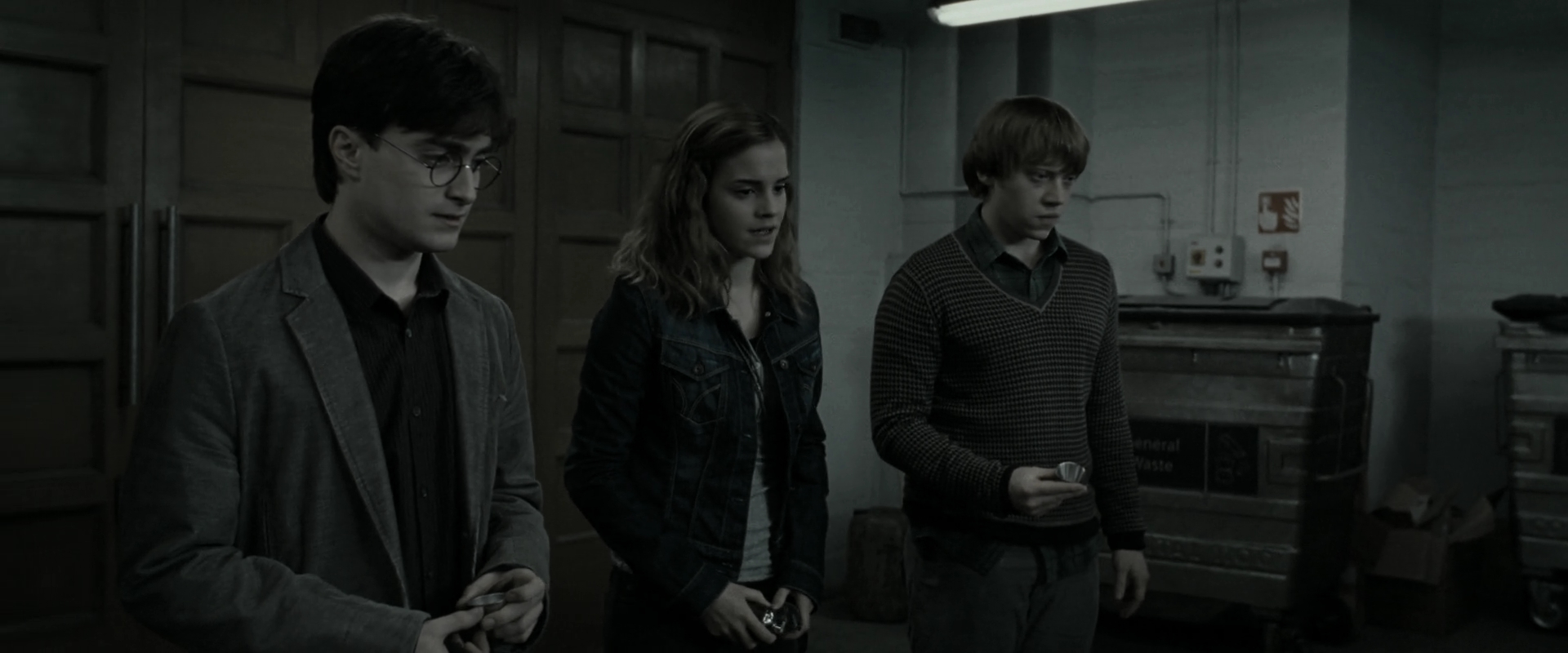 EmmaWatsonFan_dot_nl-HarryPotterAndTheDeathlyHallowsPart1-2973.jpg EmmaWatsonFan_dot_nl-HarryPotterAndTheDeathlyHallowsPart1-2973.jpg