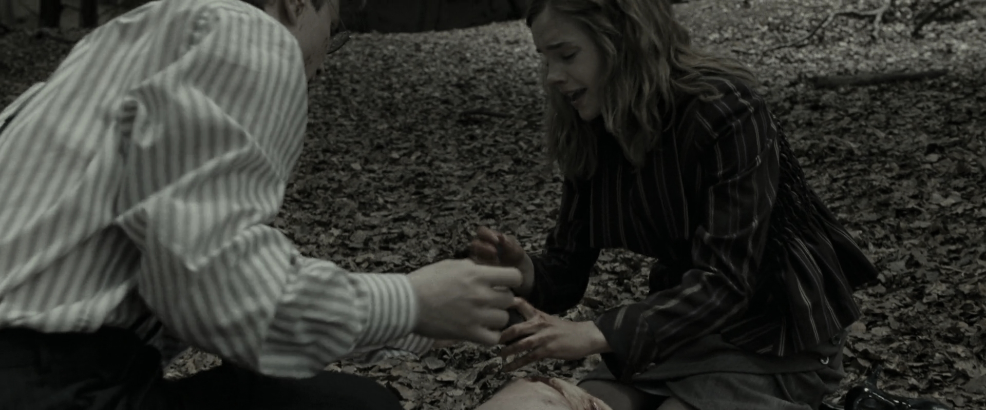 EmmaWatsonFan_dot_nl-HarryPotterAndTheDeathlyHallowsPart1-3750.jpg EmmaWatsonFan_dot_nl-HarryPotterAndTheDeathlyHallowsPart1-3750.jpg