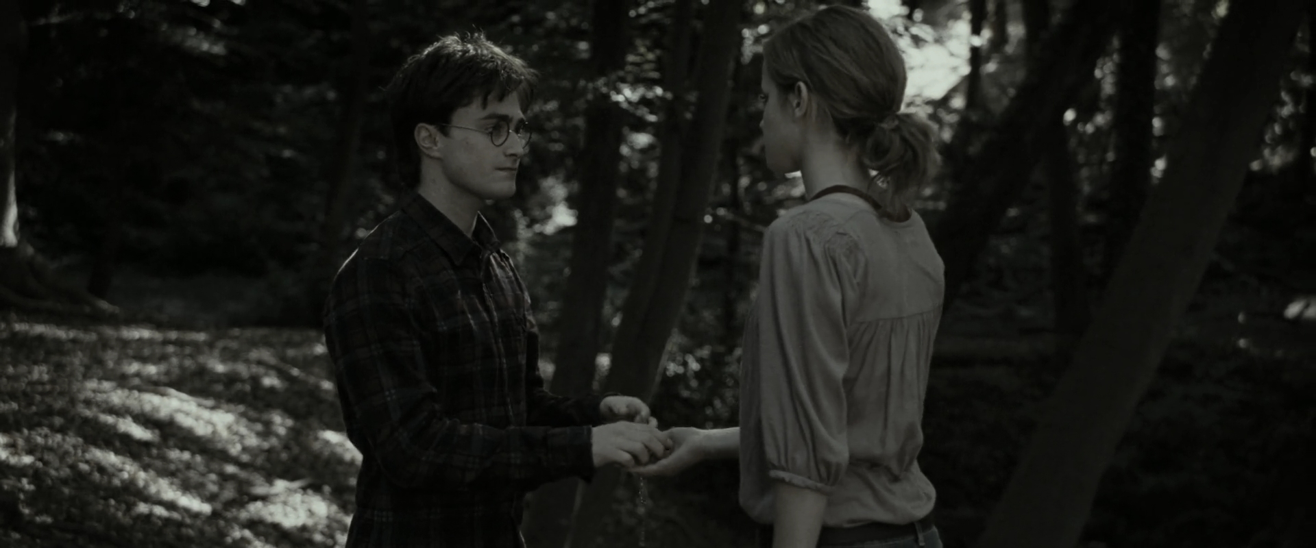 EmmaWatsonFan_dot_nl-HarryPotterAndTheDeathlyHallowsPart1-4054.jpg EmmaWatsonFan_dot_nl-HarryPotterAndTheDeathlyHallowsPart1-4054.jpg