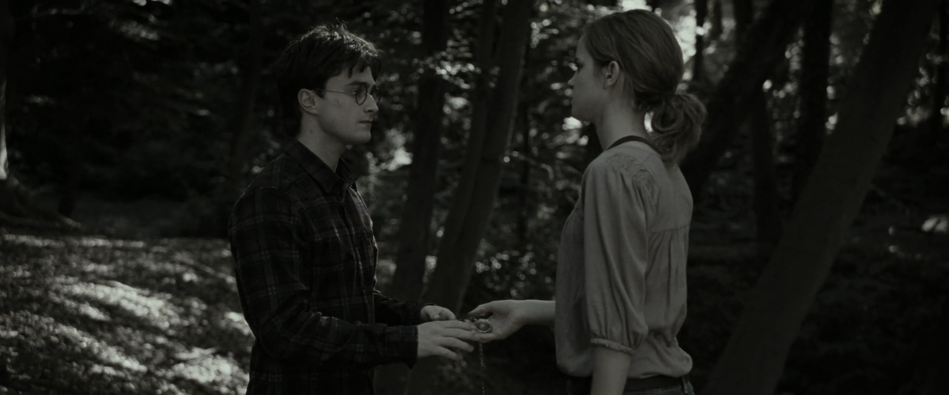 EmmaWatsonFan_dot_nl-HarryPotterAndTheDeathlyHallowsPart1-4055.jpg EmmaWatsonFan_dot_nl-HarryPotterAndTheDeathlyHallowsPart1-4055.jpg