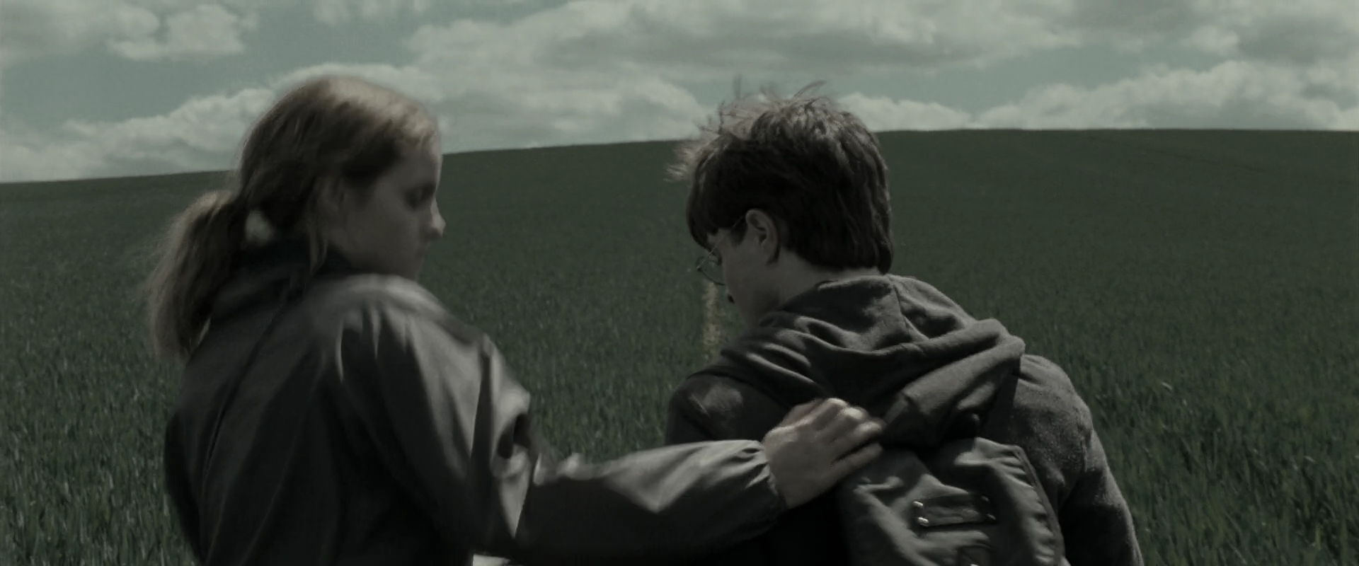 EmmaWatsonFan_dot_nl-HarryPotterAndTheDeathlyHallowsPart1-4261.jpg EmmaWatsonFan_dot_nl-HarryPotterAndTheDeathlyHallowsPart1-4261.jpg