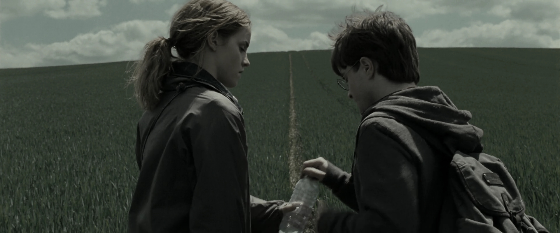 EmmaWatsonFan_dot_nl-HarryPotterAndTheDeathlyHallowsPart1-4262.jpg EmmaWatsonFan_dot_nl-HarryPotterAndTheDeathlyHallowsPart1-4262.jpg