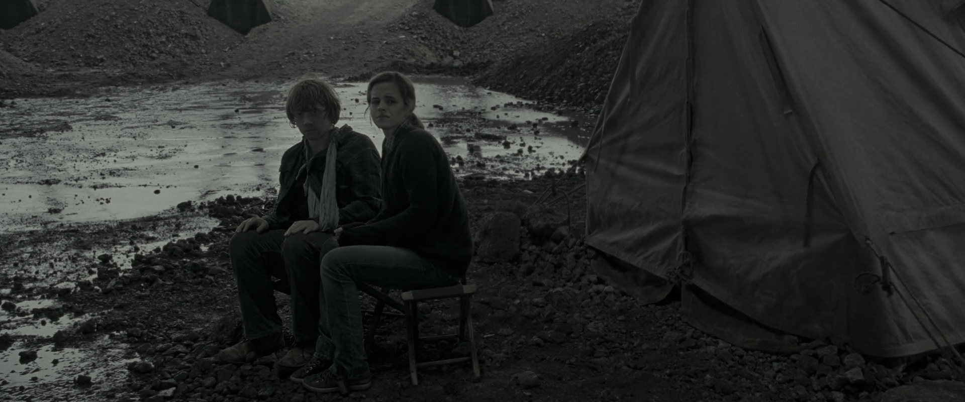 EmmaWatsonFan_dot_nl-HarryPotterAndTheDeathlyHallowsPart1-4303.jpg EmmaWatsonFan_dot_nl-HarryPotterAndTheDeathlyHallowsPart1-4303.jpg