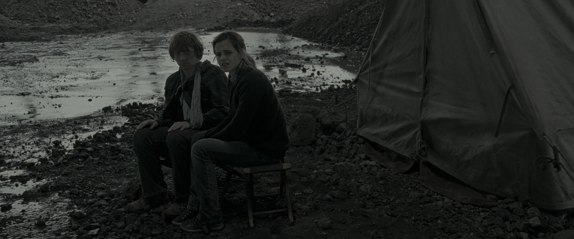 EmmaWatsonFan_dot_nl-HarryPotterAndTheDeathlyHallowsPart1-4305.jpg EmmaWatsonFan_dot_nl-HarryPotterAndTheDeathlyHallowsPart1-4305.jpg