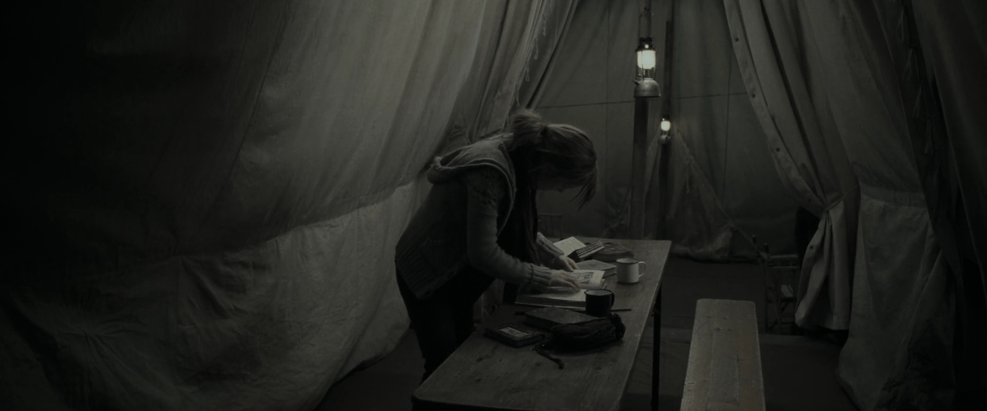 EmmaWatsonFan_dot_nl-HarryPotterAndTheDeathlyHallowsPart1-4352.jpg EmmaWatsonFan_dot_nl-HarryPotterAndTheDeathlyHallowsPart1-4352.jpg