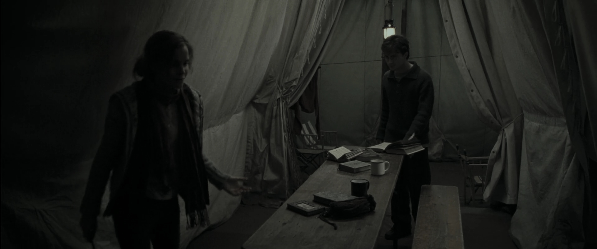 EmmaWatsonFan_dot_nl-HarryPotterAndTheDeathlyHallowsPart1-4372.jpg EmmaWatsonFan_dot_nl-HarryPotterAndTheDeathlyHallowsPart1-4372.jpg