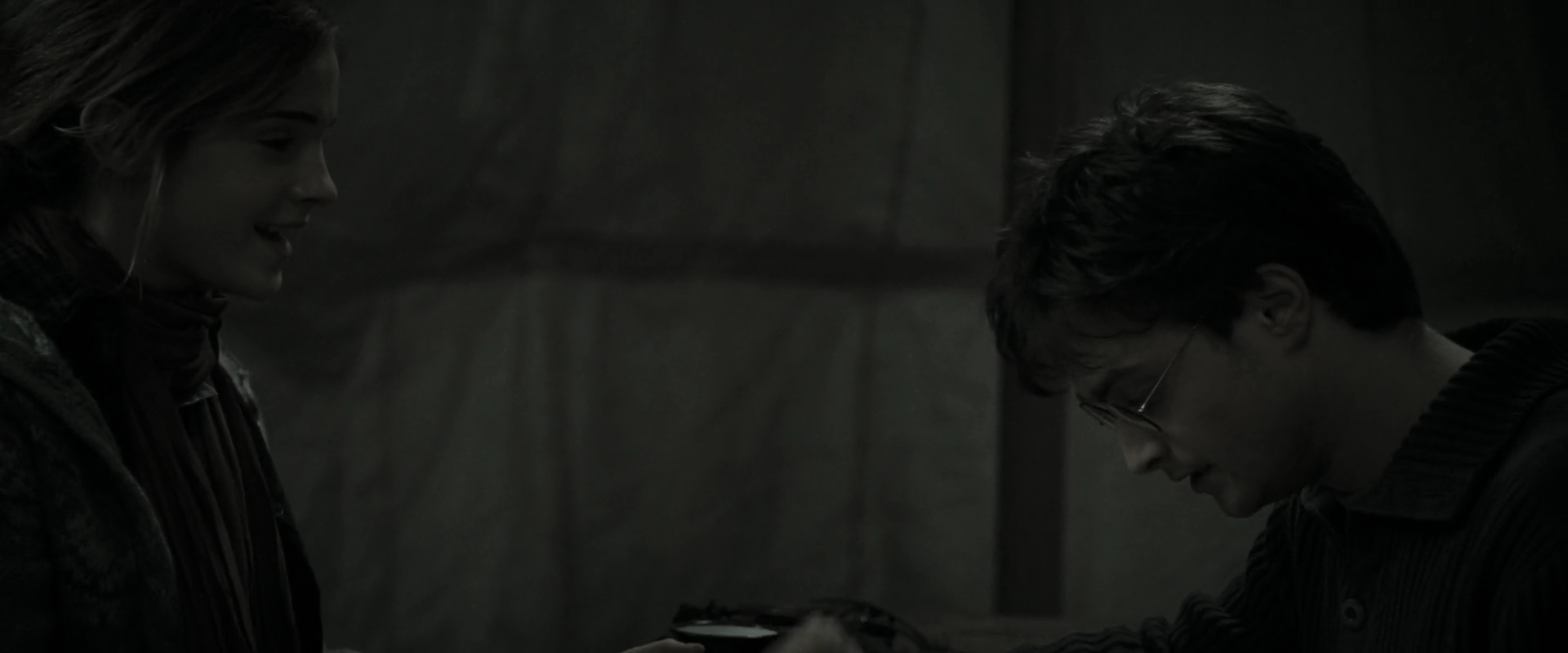 EmmaWatsonFan_dot_nl-HarryPotterAndTheDeathlyHallowsPart1-4402.jpg EmmaWatsonFan_dot_nl-HarryPotterAndTheDeathlyHallowsPart1-4402.jpg