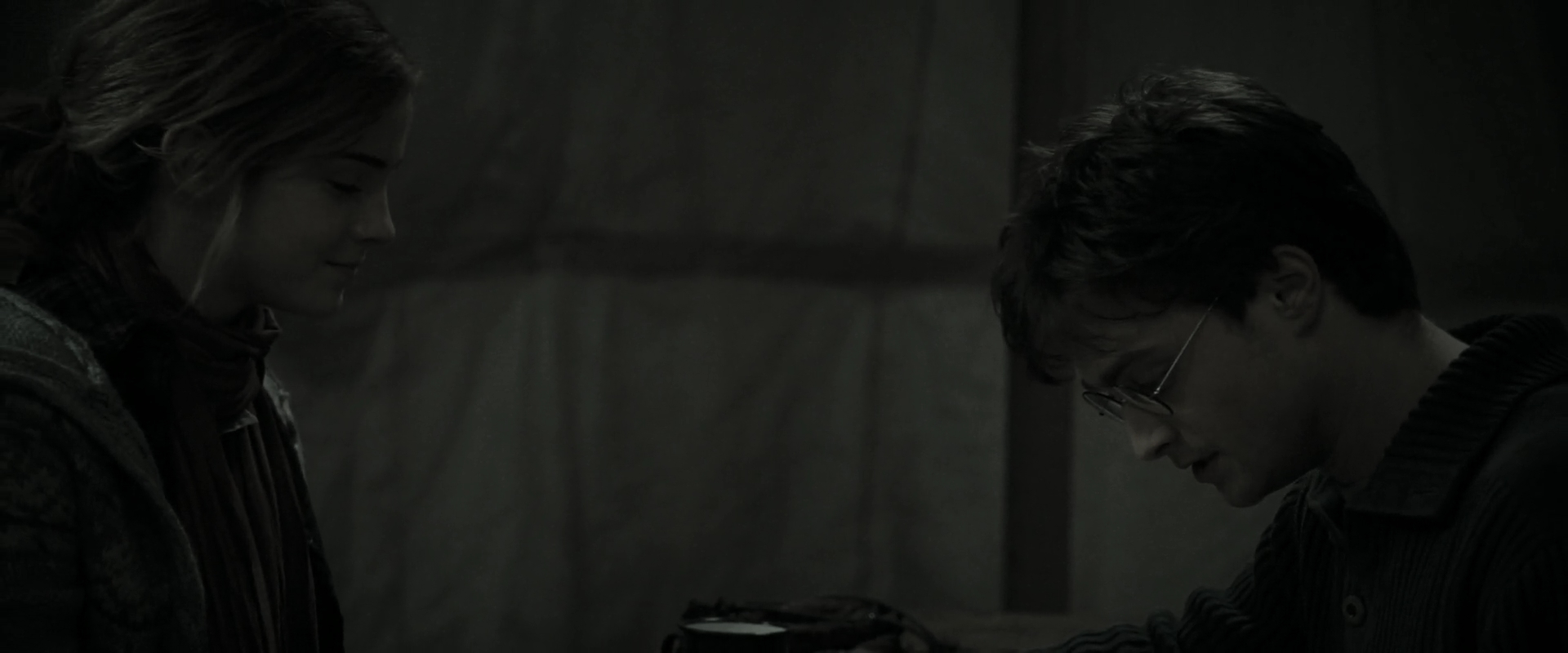 EmmaWatsonFan_dot_nl-HarryPotterAndTheDeathlyHallowsPart1-4403.jpg EmmaWatsonFan_dot_nl-HarryPotterAndTheDeathlyHallowsPart1-4403.jpg