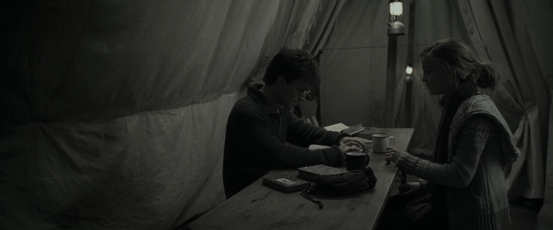 EmmaWatsonFan_dot_nl-HarryPotterAndTheDeathlyHallowsPart1-4404.jpg EmmaWatsonFan_dot_nl-HarryPotterAndTheDeathlyHallowsPart1-4404.jpg