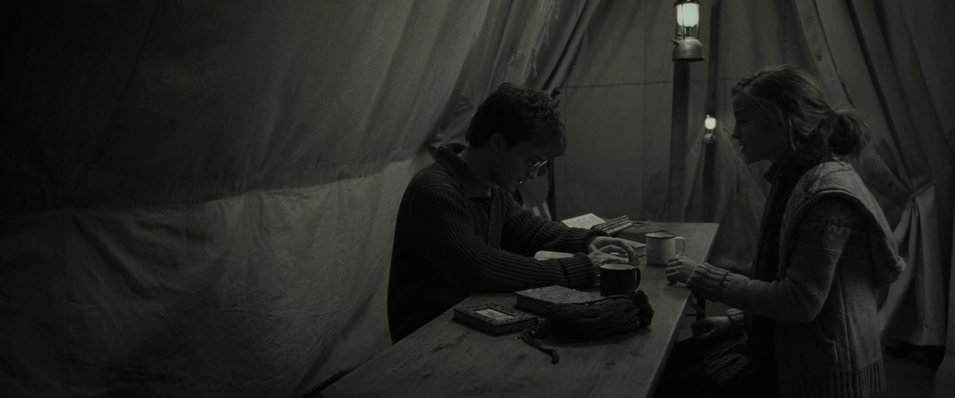 EmmaWatsonFan_dot_nl-HarryPotterAndTheDeathlyHallowsPart1-4405.jpg EmmaWatsonFan_dot_nl-HarryPotterAndTheDeathlyHallowsPart1-4405.jpg