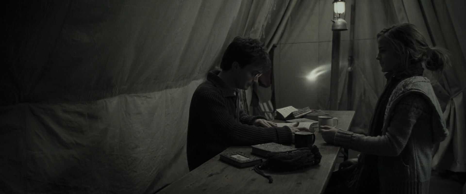 EmmaWatsonFan_dot_nl-HarryPotterAndTheDeathlyHallowsPart1-4410.jpg EmmaWatsonFan_dot_nl-HarryPotterAndTheDeathlyHallowsPart1-4410.jpg