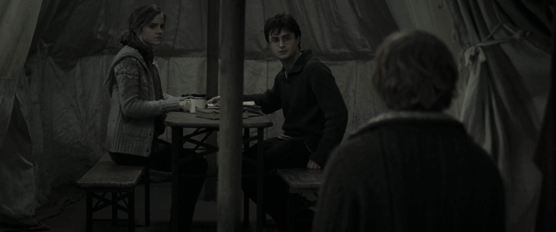 EmmaWatsonFan_dot_nl-HarryPotterAndTheDeathlyHallowsPart1-4424.jpg EmmaWatsonFan_dot_nl-HarryPotterAndTheDeathlyHallowsPart1-4424.jpg