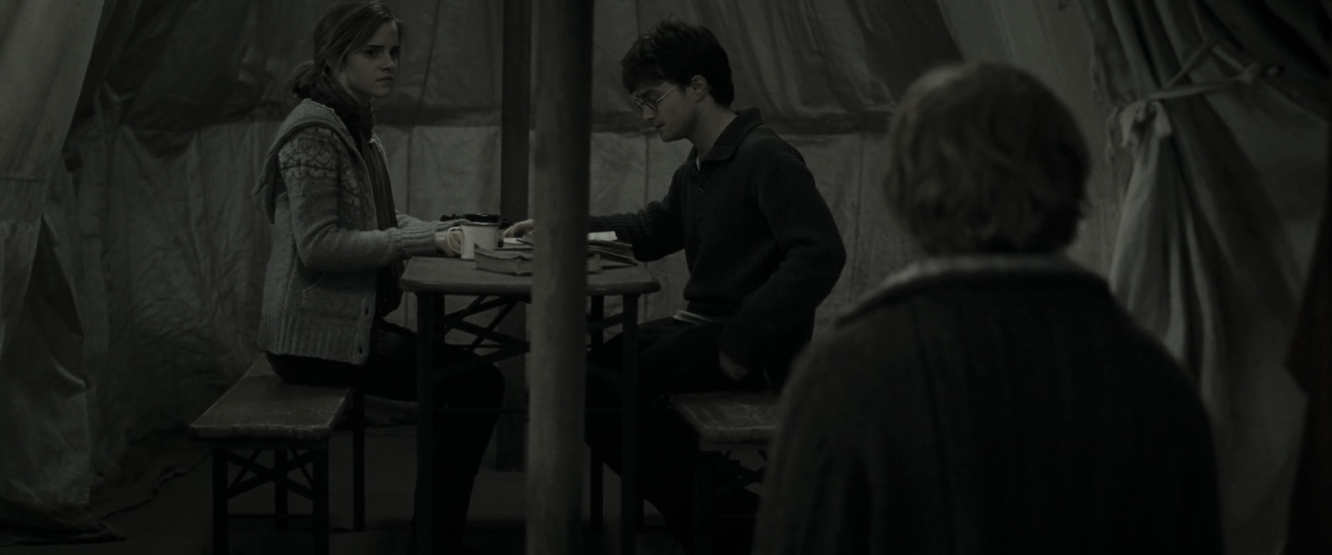 EmmaWatsonFan_dot_nl-HarryPotterAndTheDeathlyHallowsPart1-4426.jpg EmmaWatsonFan_dot_nl-HarryPotterAndTheDeathlyHallowsPart1-4426.jpg