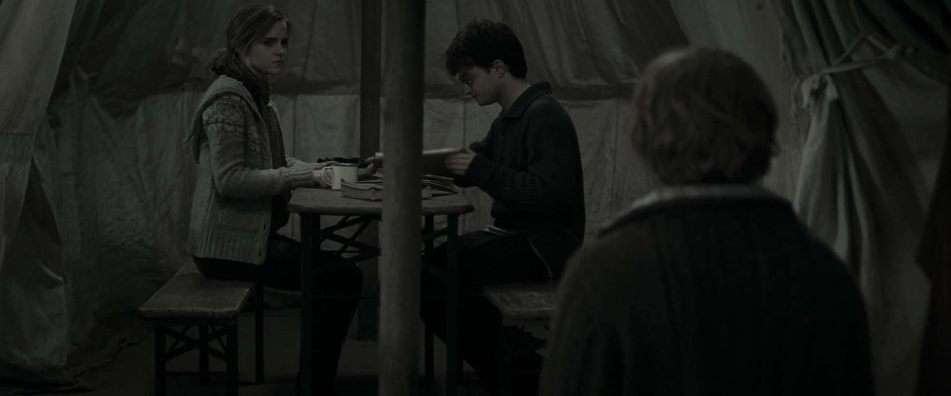 EmmaWatsonFan_dot_nl-HarryPotterAndTheDeathlyHallowsPart1-4427.jpg EmmaWatsonFan_dot_nl-HarryPotterAndTheDeathlyHallowsPart1-4427.jpg