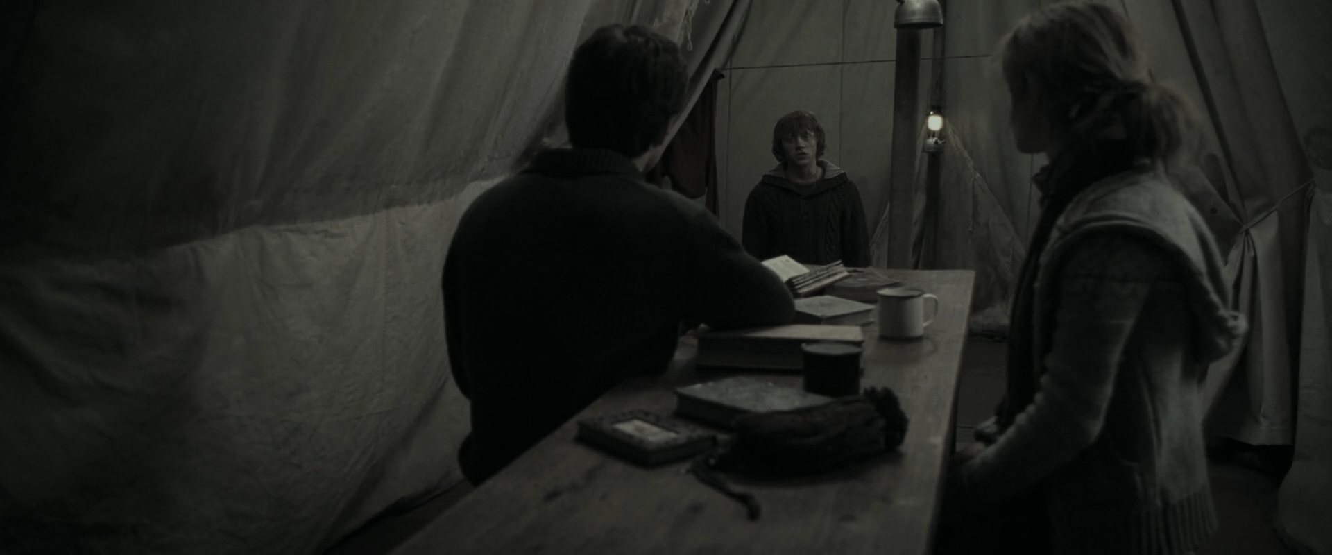 EmmaWatsonFan_dot_nl-HarryPotterAndTheDeathlyHallowsPart1-4433.jpg EmmaWatsonFan_dot_nl-HarryPotterAndTheDeathlyHallowsPart1-4433.jpg