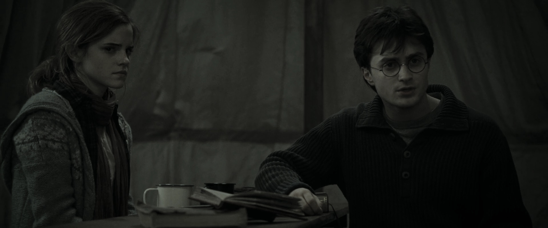 EmmaWatsonFan_dot_nl-HarryPotterAndTheDeathlyHallowsPart1-4445.jpg EmmaWatsonFan_dot_nl-HarryPotterAndTheDeathlyHallowsPart1-4445.jpg