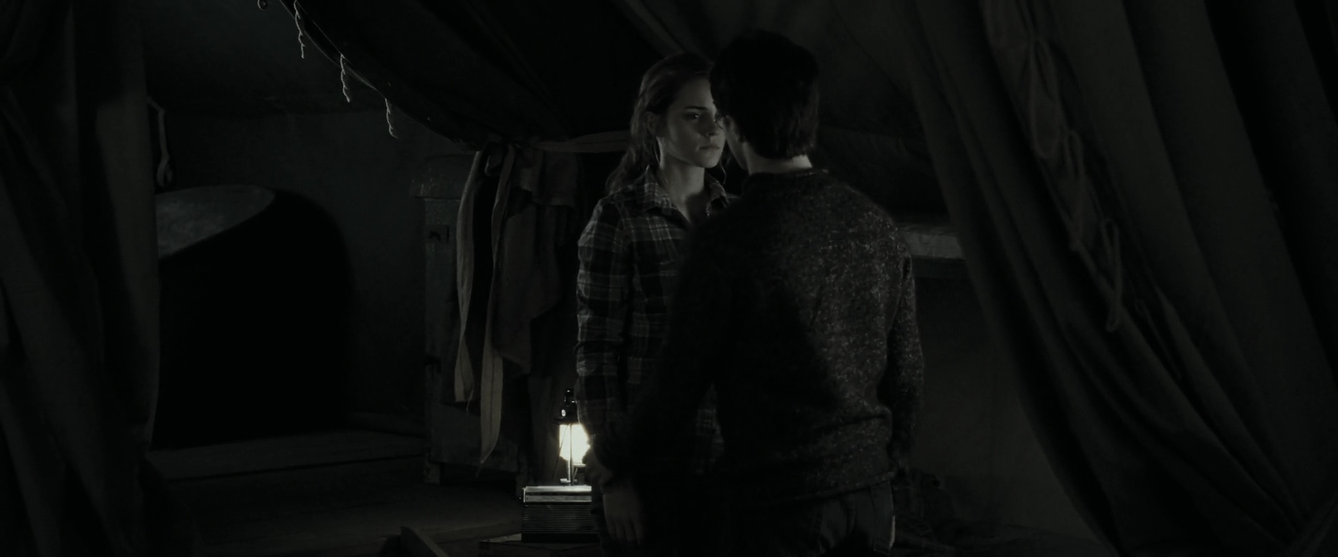 EmmaWatsonFan_dot_nl-HarryPotterAndTheDeathlyHallowsPart1-4705.jpg EmmaWatsonFan_dot_nl-HarryPotterAndTheDeathlyHallowsPart1-4705.jpg