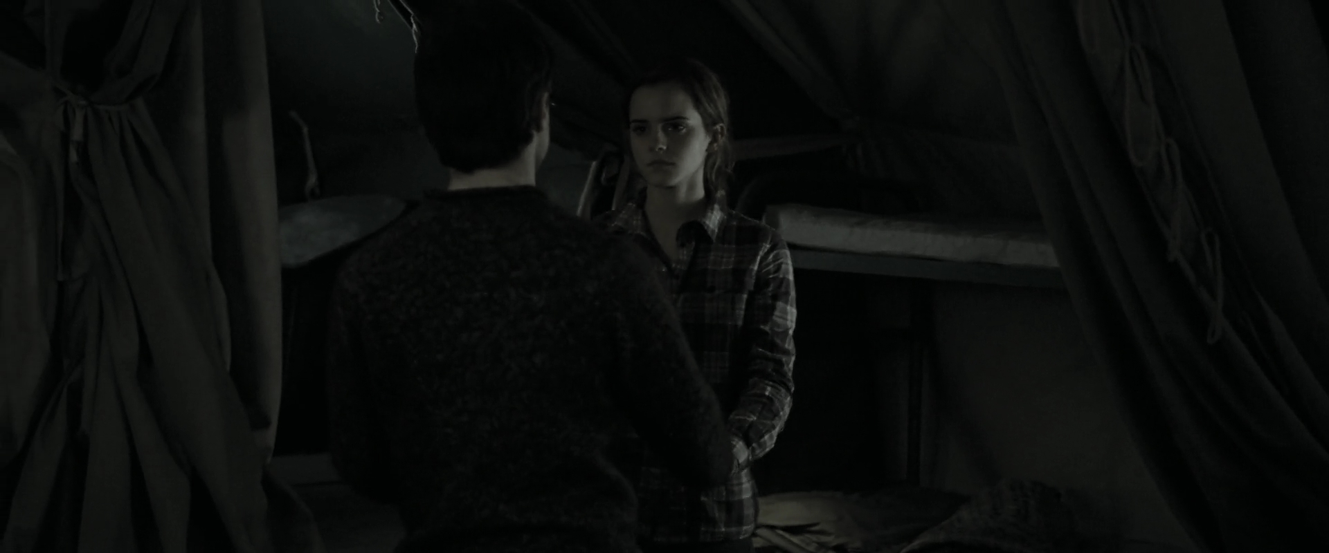 EmmaWatsonFan_dot_nl-HarryPotterAndTheDeathlyHallowsPart1-4709.jpg EmmaWatsonFan_dot_nl-HarryPotterAndTheDeathlyHallowsPart1-4709.jpg