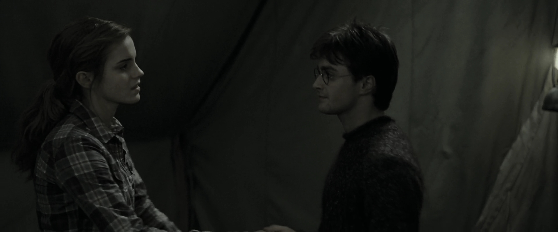 EmmaWatsonFan_dot_nl-HarryPotterAndTheDeathlyHallowsPart1-4720.jpg EmmaWatsonFan_dot_nl-HarryPotterAndTheDeathlyHallowsPart1-4720.jpg