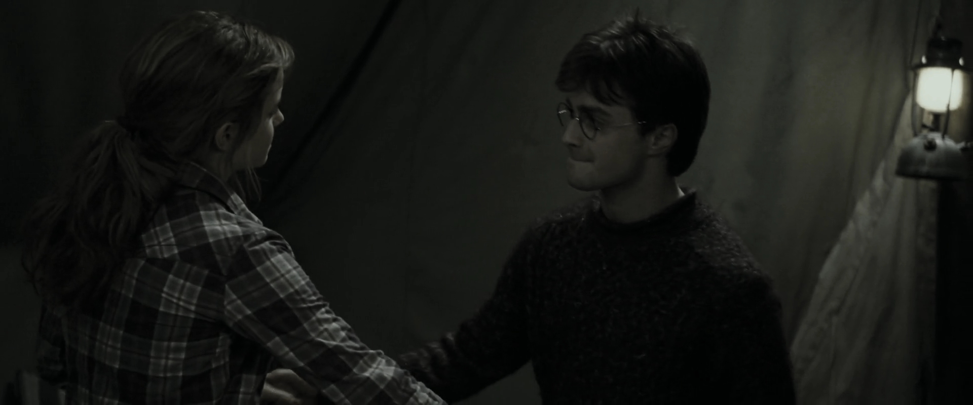 EmmaWatsonFan_dot_nl-HarryPotterAndTheDeathlyHallowsPart1-4722.jpg EmmaWatsonFan_dot_nl-HarryPotterAndTheDeathlyHallowsPart1-4722.jpg