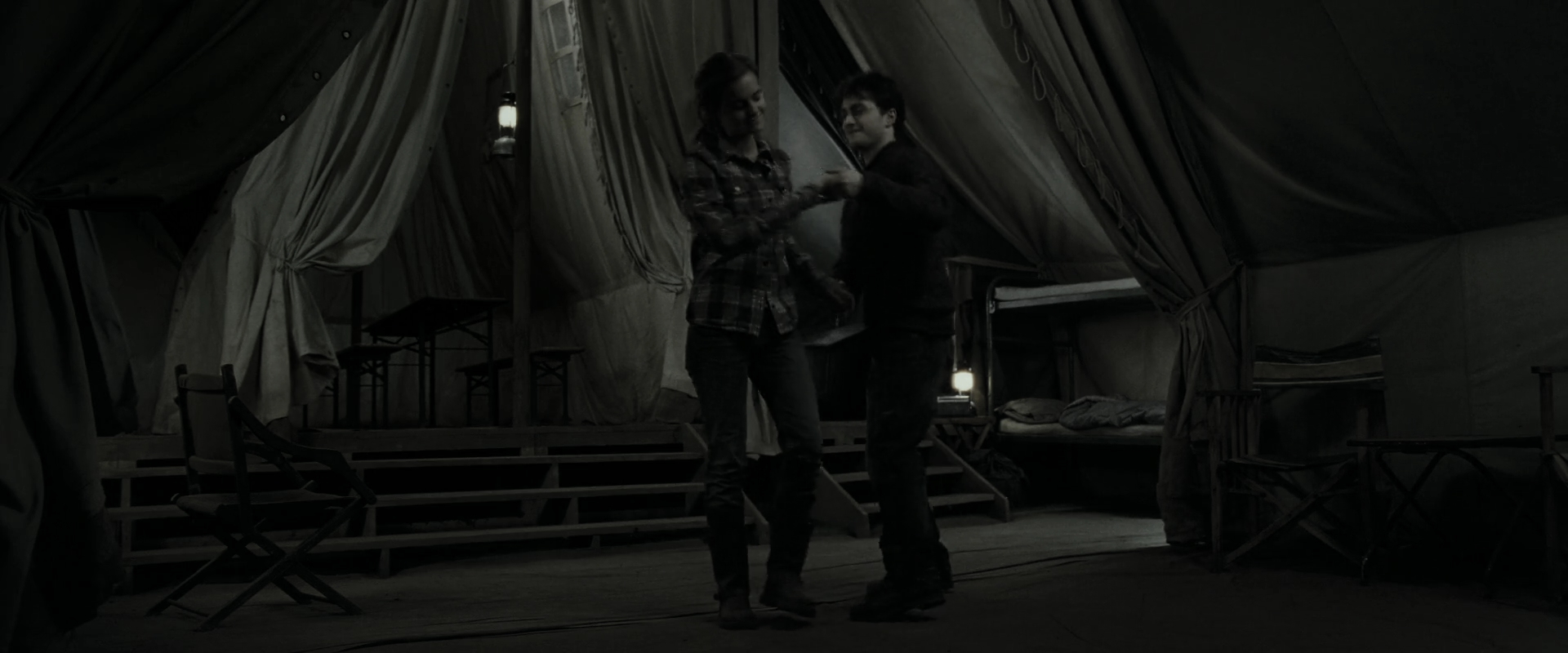 EmmaWatsonFan_dot_nl-HarryPotterAndTheDeathlyHallowsPart1-4731.jpg EmmaWatsonFan_dot_nl-HarryPotterAndTheDeathlyHallowsPart1-4731.jpg