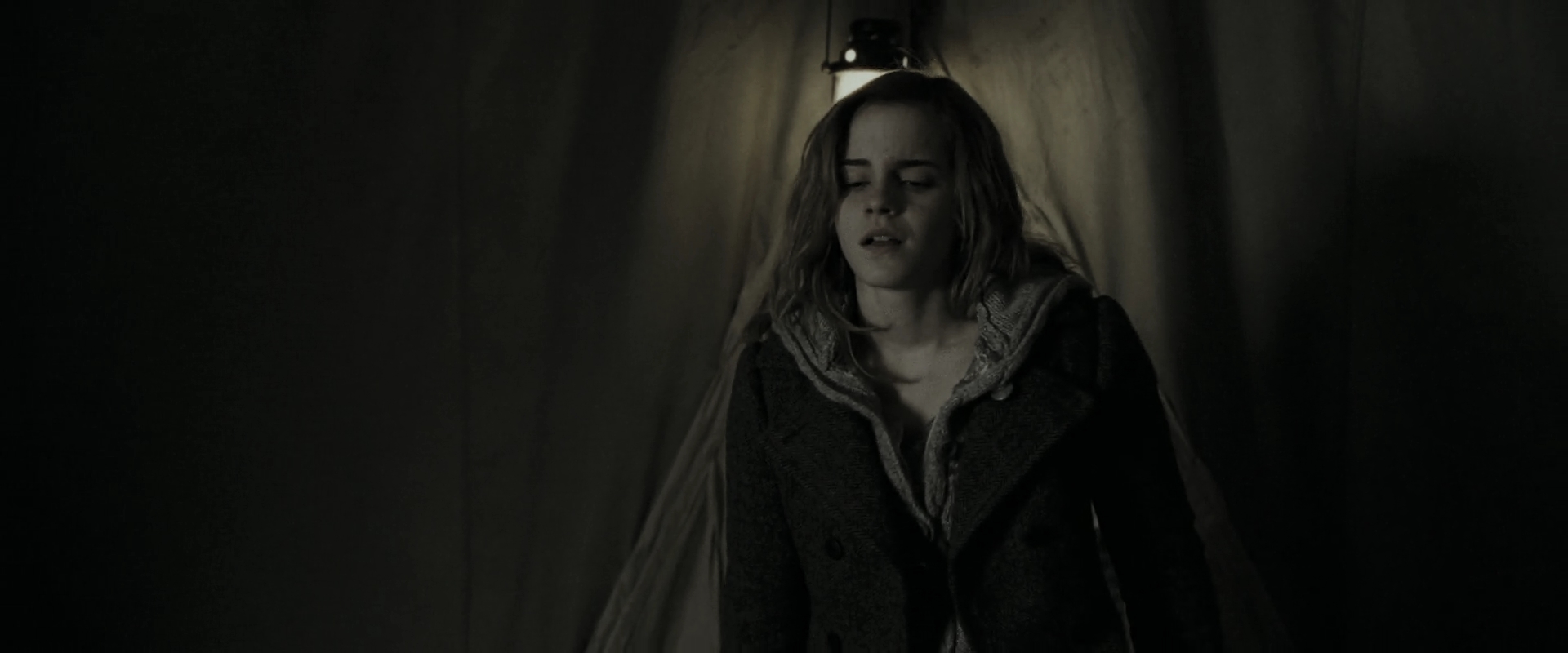 EmmaWatsonFan_dot_nl-HarryPotterAndTheDeathlyHallowsPart1-6203.jpg EmmaWatsonFan_dot_nl-HarryPotterAndTheDeathlyHallowsPart1-6203.jpg