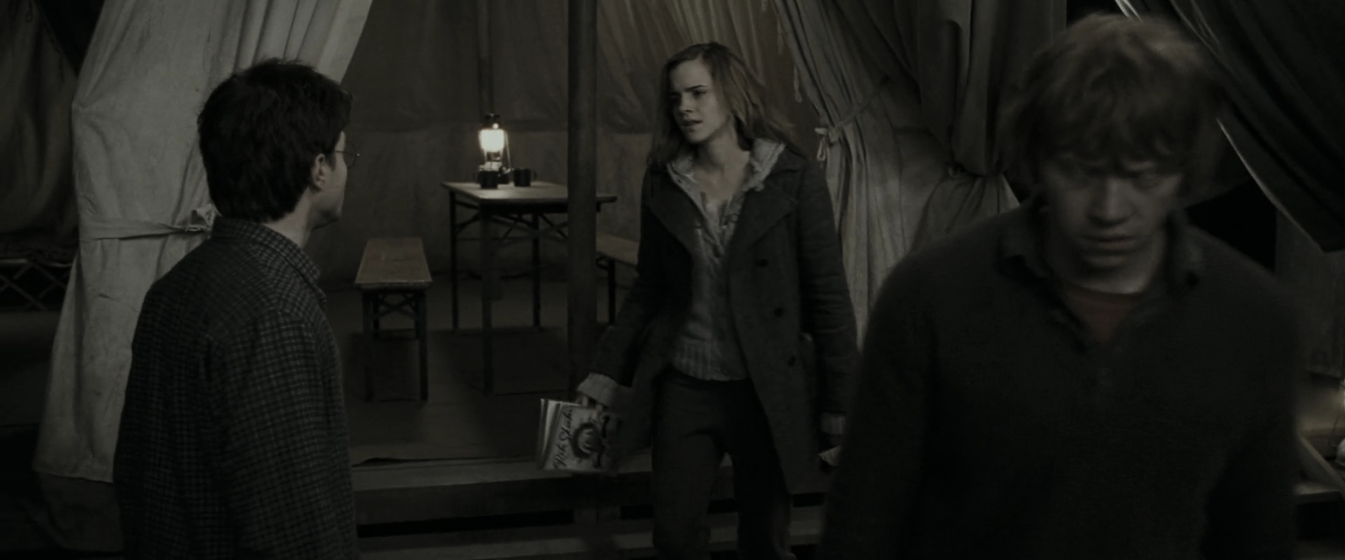 EmmaWatsonFan_dot_nl-HarryPotterAndTheDeathlyHallowsPart1-6207.jpg