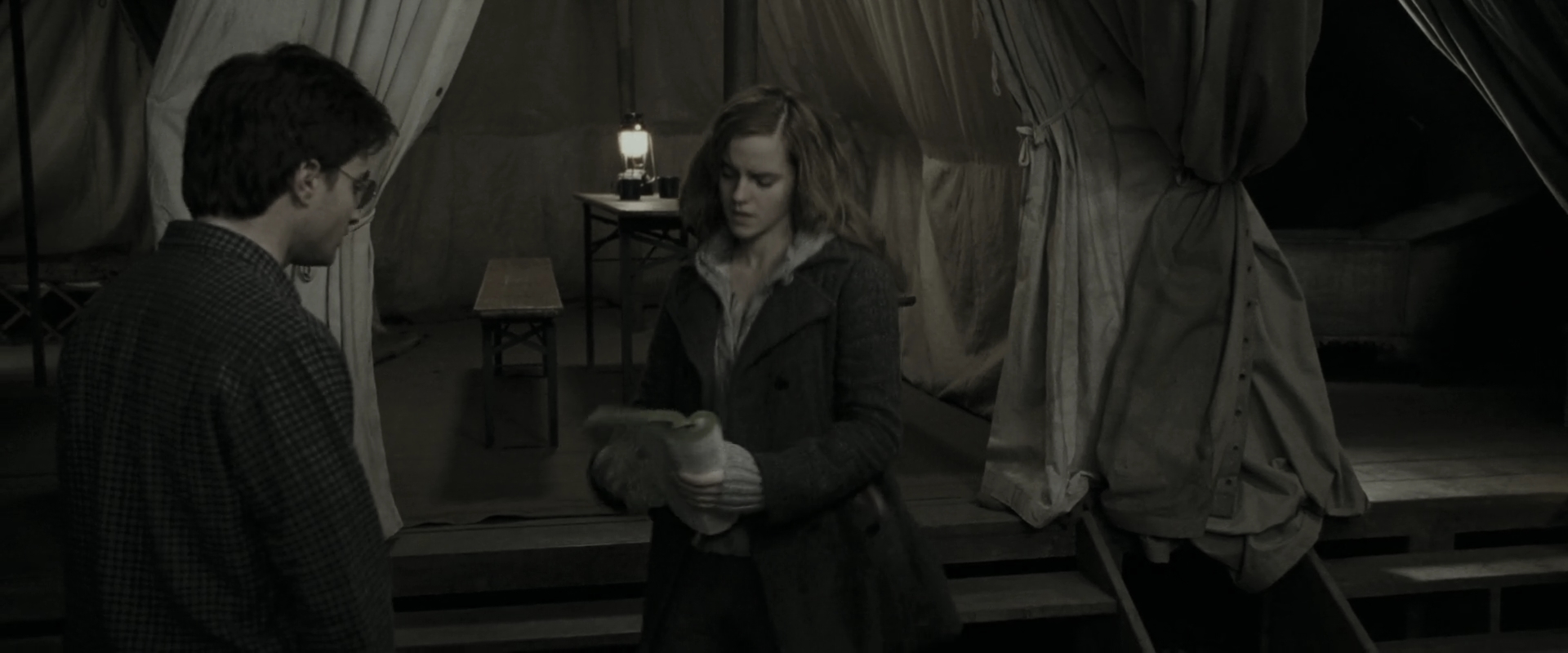 EmmaWatsonFan_dot_nl-HarryPotterAndTheDeathlyHallowsPart1-6213.jpg EmmaWatsonFan_dot_nl-HarryPotterAndTheDeathlyHallowsPart1-6213.jpg