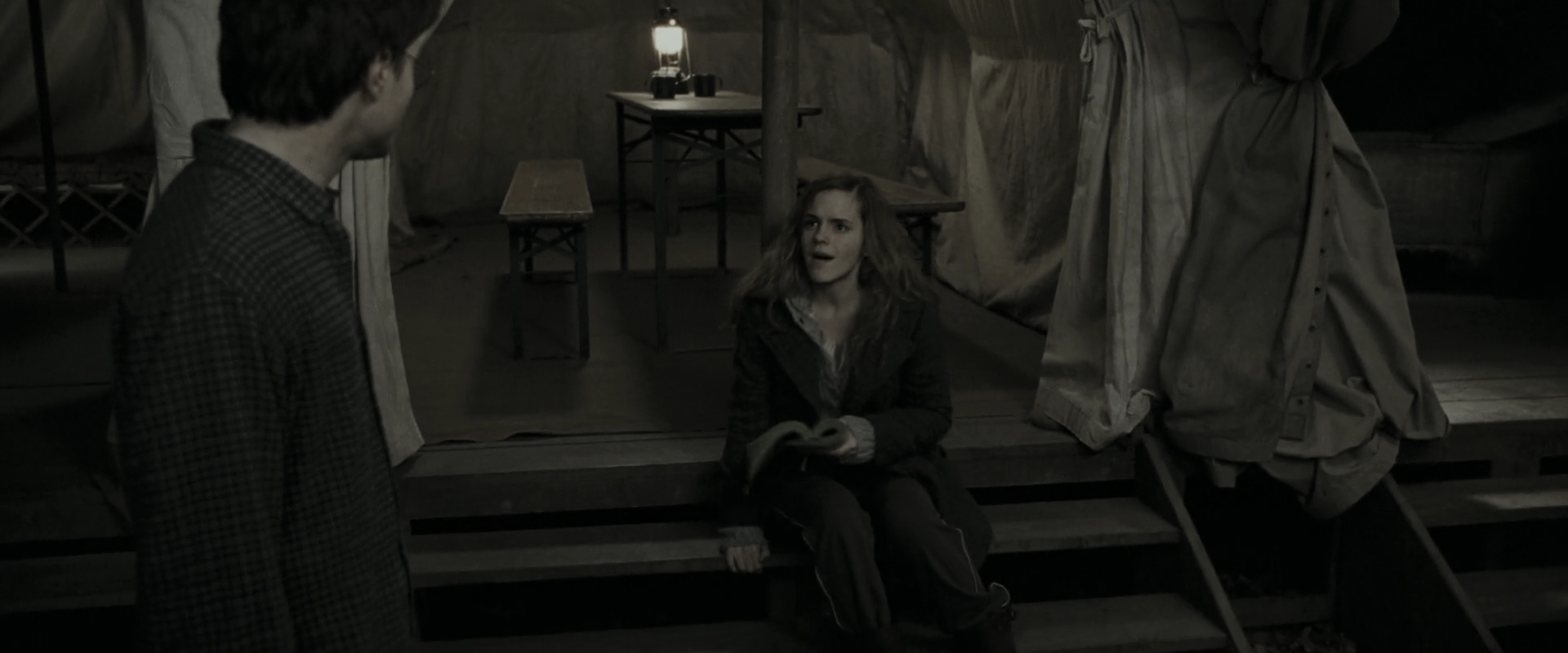 EmmaWatsonFan_dot_nl-HarryPotterAndTheDeathlyHallowsPart1-6226.jpg