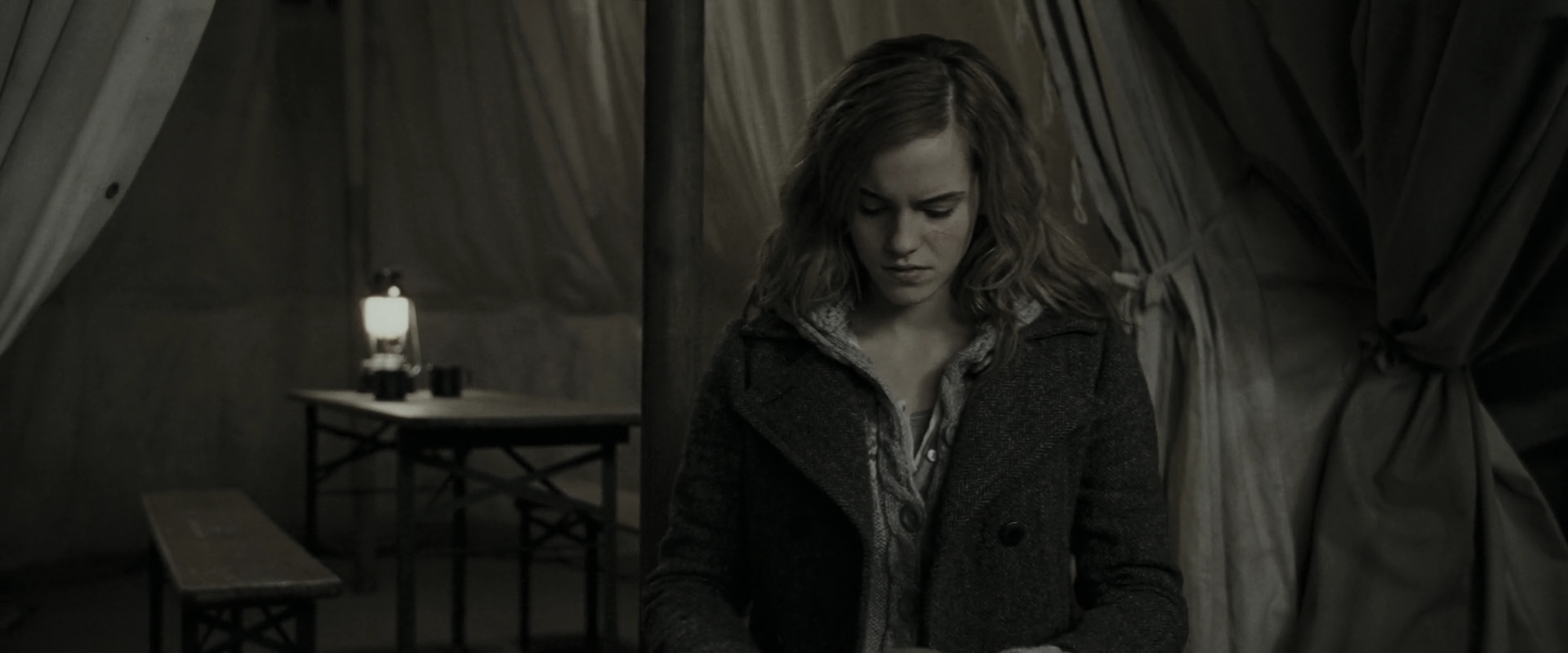 EmmaWatsonFan_dot_nl-HarryPotterAndTheDeathlyHallowsPart1-6236.jpg