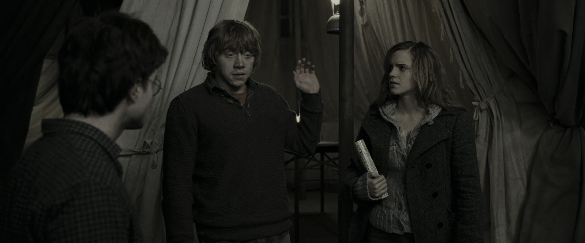 EmmaWatsonFan_dot_nl-HarryPotterAndTheDeathlyHallowsPart1-6261.jpg EmmaWatsonFan_dot_nl-HarryPotterAndTheDeathlyHallowsPart1-6261.jpg