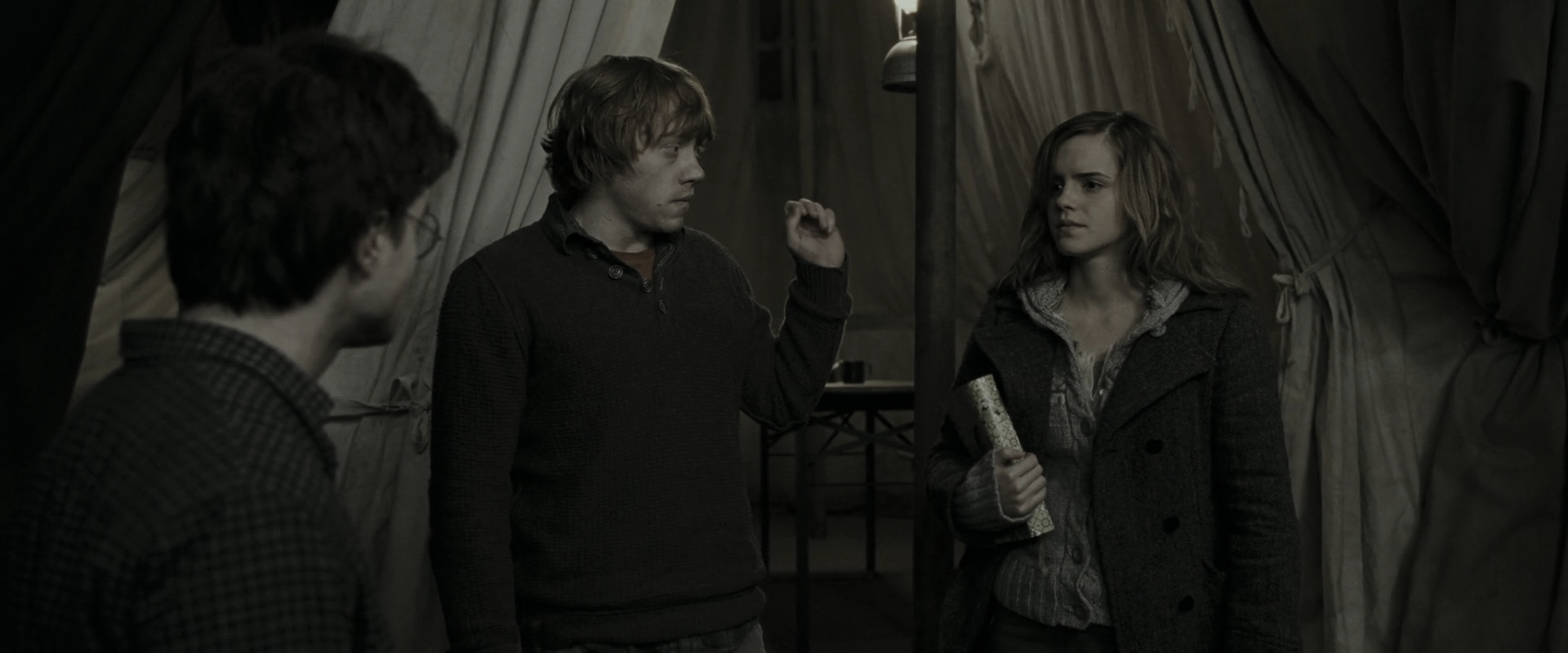 EmmaWatsonFan_dot_nl-HarryPotterAndTheDeathlyHallowsPart1-6264.jpg EmmaWatsonFan_dot_nl-HarryPotterAndTheDeathlyHallowsPart1-6264.jpg