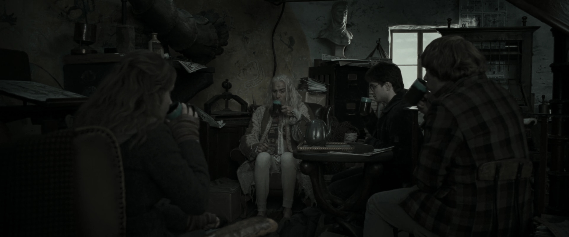 EmmaWatsonFan_dot_nl-HarryPotterAndTheDeathlyHallowsPart1-6339.jpg EmmaWatsonFan_dot_nl-HarryPotterAndTheDeathlyHallowsPart1-6339.jpg